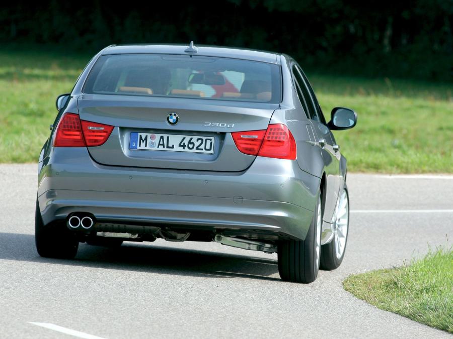  BMW 330d Sedan 2008 года  (фото 9 из 16)